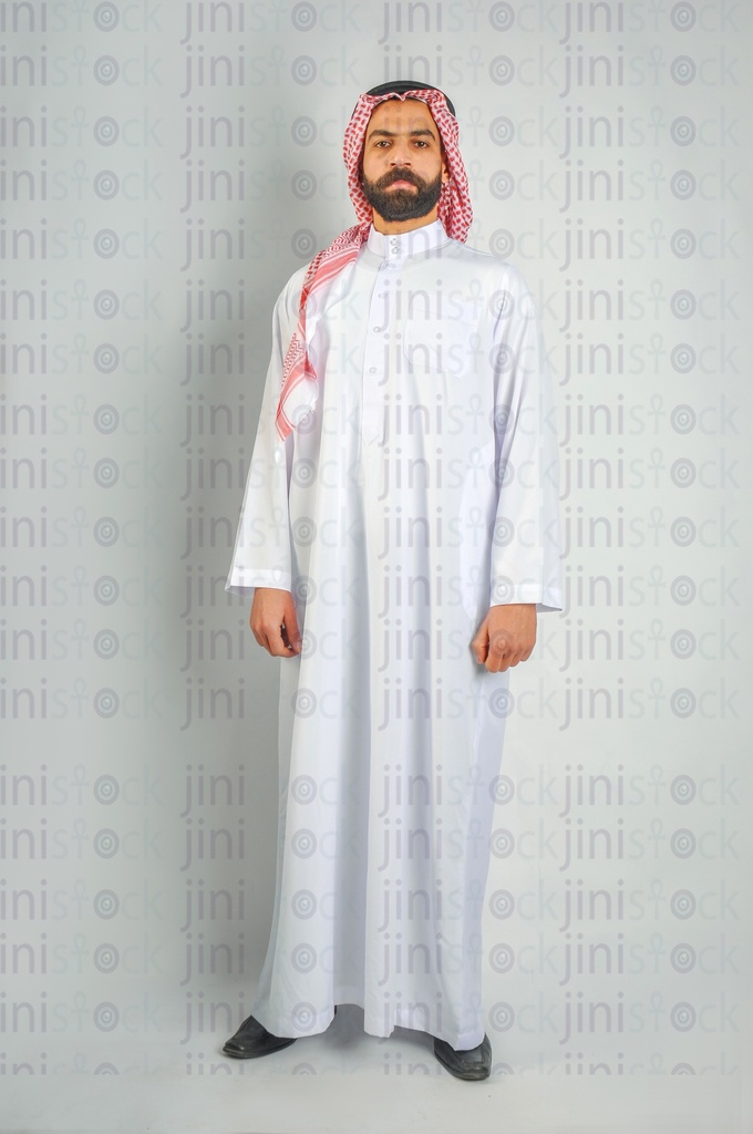 رجل خليجي أو سعودي أو إماراتي أو رجل خليجي واثق يرتدي الزي الخليجي