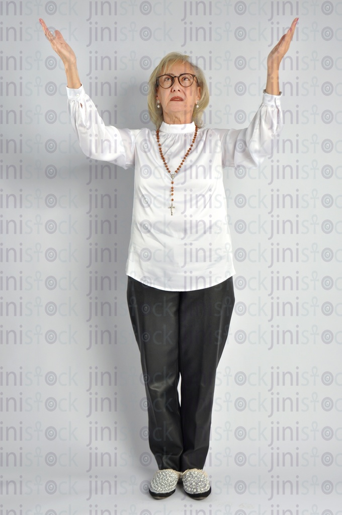 امرأة مصرية مسيحية تصلي.