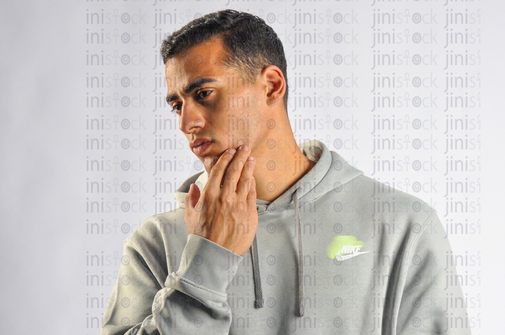 رجل مصري يعاني من وجع الأسنان.