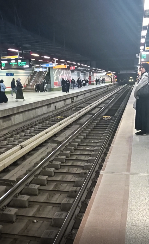 2nd line metro yellow line metro entering the station