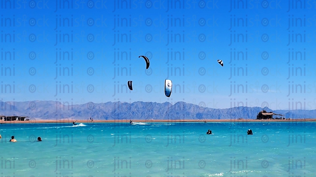 شاطئ البحيرة الزرقاء في دهب بجنوب سيناء مصر.