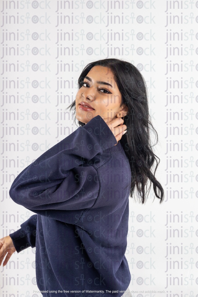 امرأة عربية جانبية تضع يديها على شعرها على خلفية معزولة