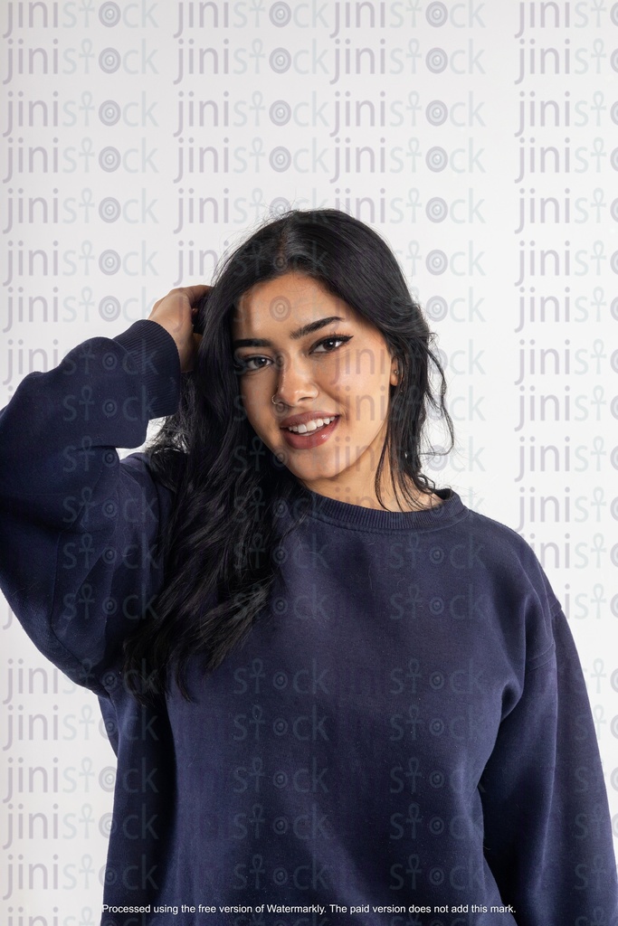 صورة فوتوغرافية لامرأة عربية تضع يديها في شعرها الجميل على خلفية معزولة