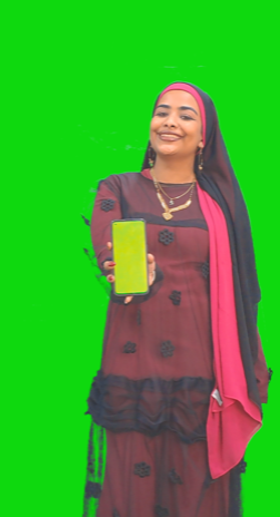 امرأة نوبية تحمل هاتفًا محمولًا وتوصي بتطبيق