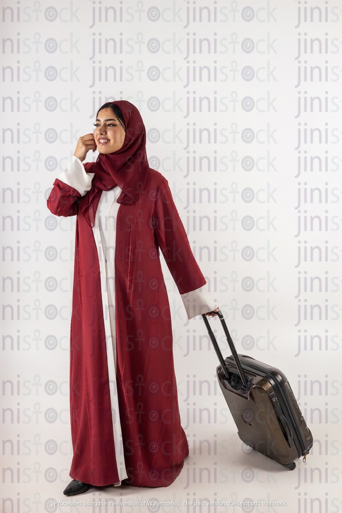 امرأة سعودية خليجية تحمل حقيبة سفر