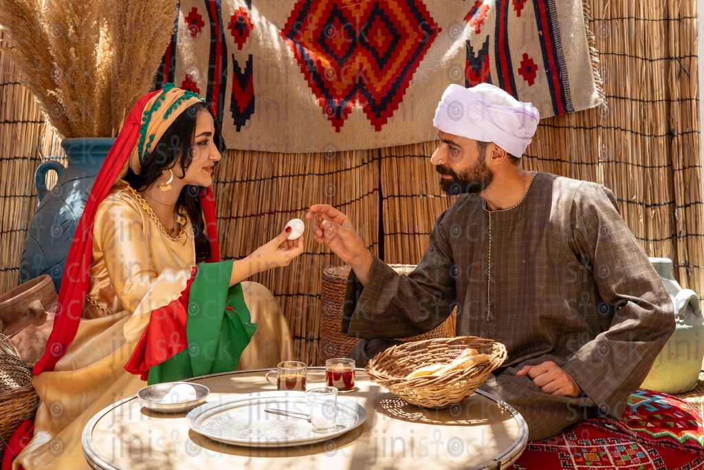 فلاح مصري يتناول الإفطار مع زوجته جالسين على الطبلية يتناولون الشاي