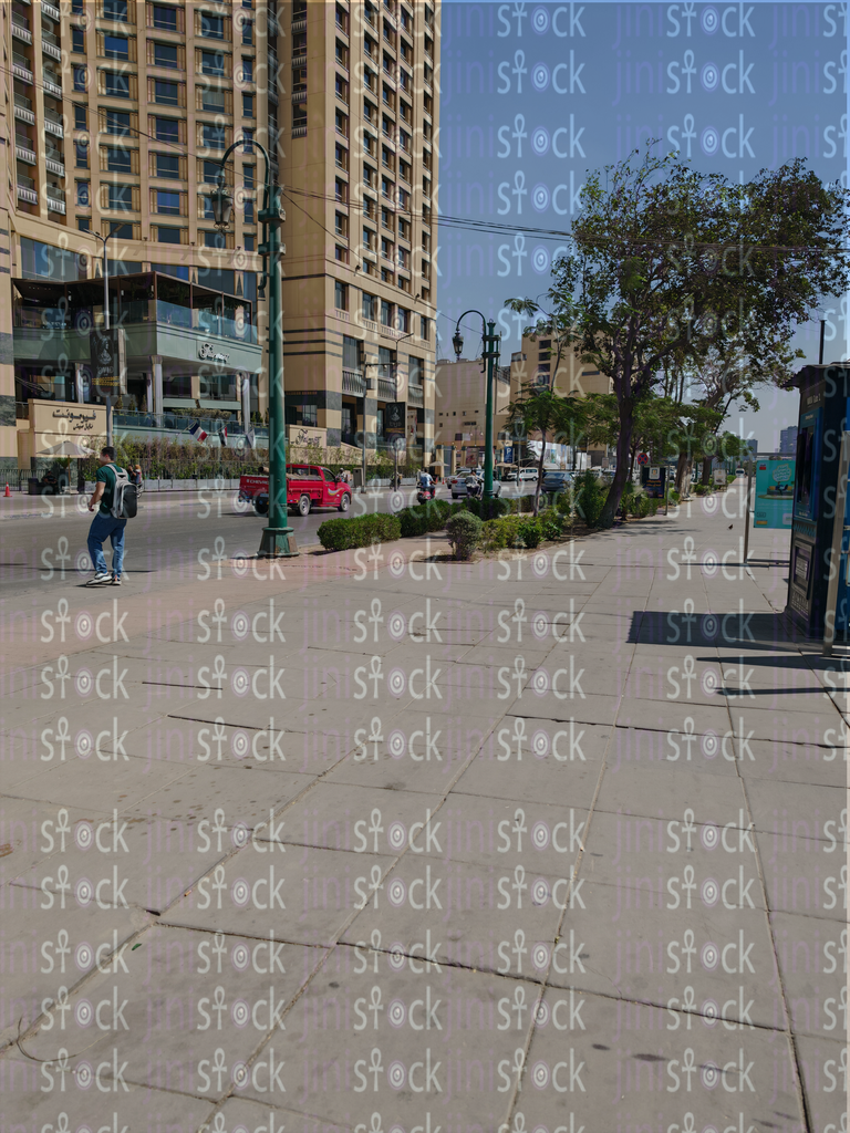  رصيف ممشى أهل مصر مع الأشجار والمحلات