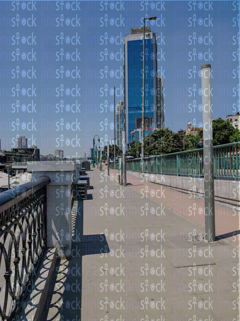  مبنى شاهق الارتفاع بزجاج ازرق