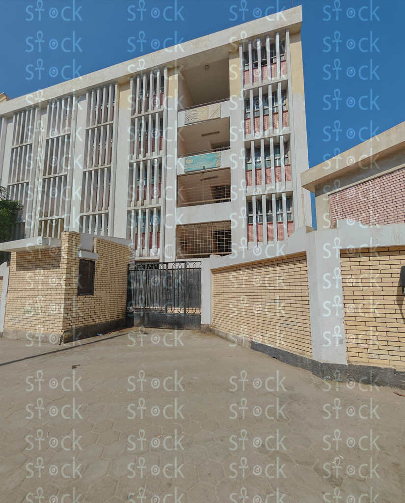 مبنى مدرسي تراثي أبيض