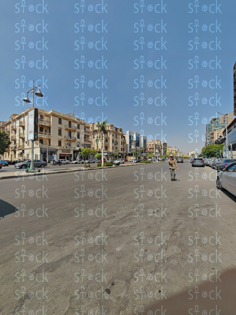  طريق واسع بمبانٍ كلاسيكية