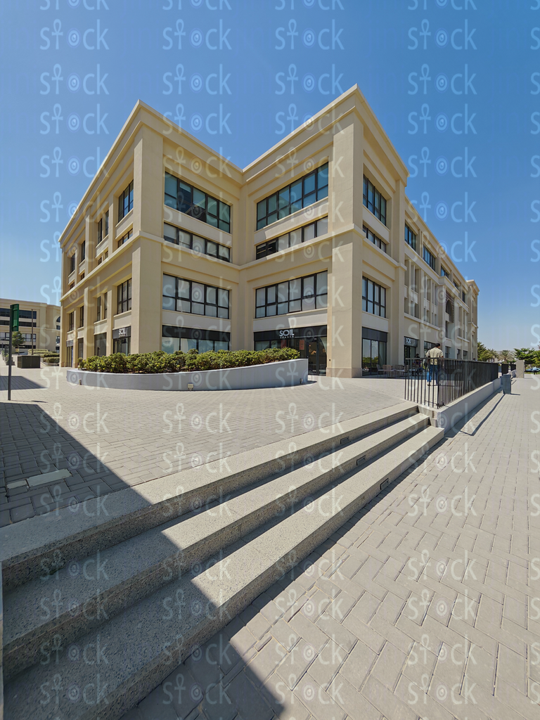مبنى زاوية حديث بواجهة زجاج