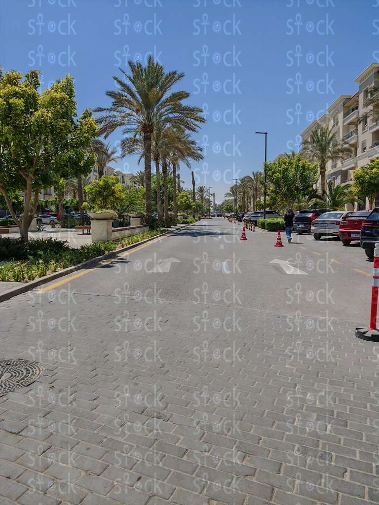 ساحة مفتوحة بخضرة