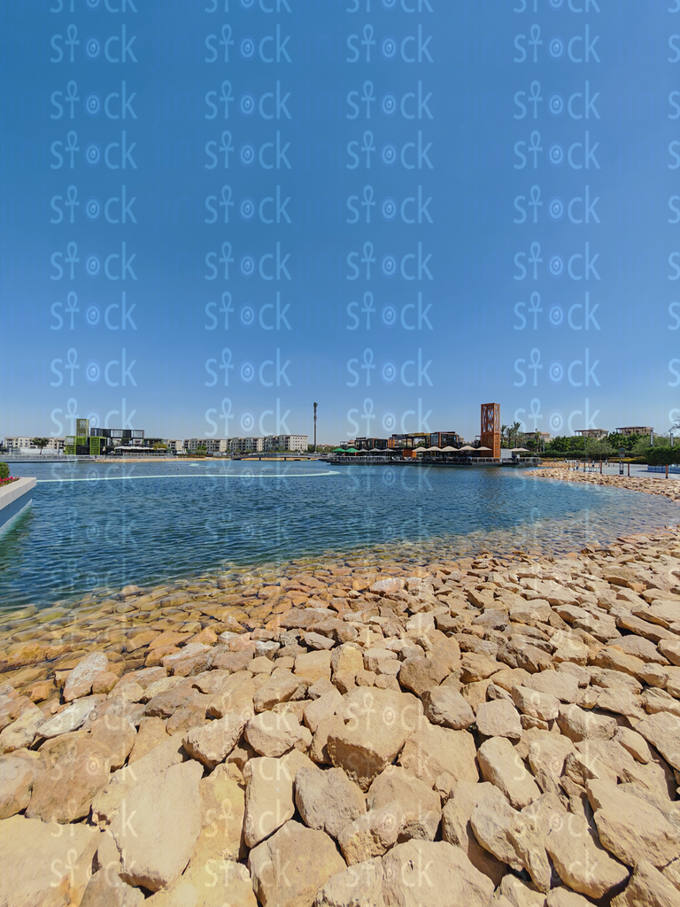 شاطئ صخري بجوار ماء هادئ