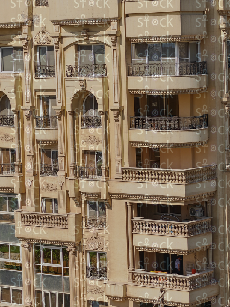 مبنى سكني بشرفات