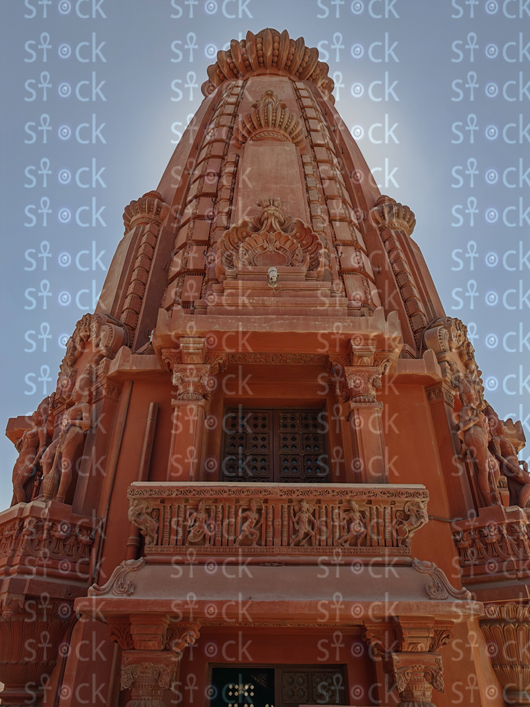 برج القصر المركزي شامخ