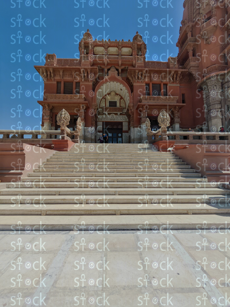 الدرج الكبير نحو مدخل القصر