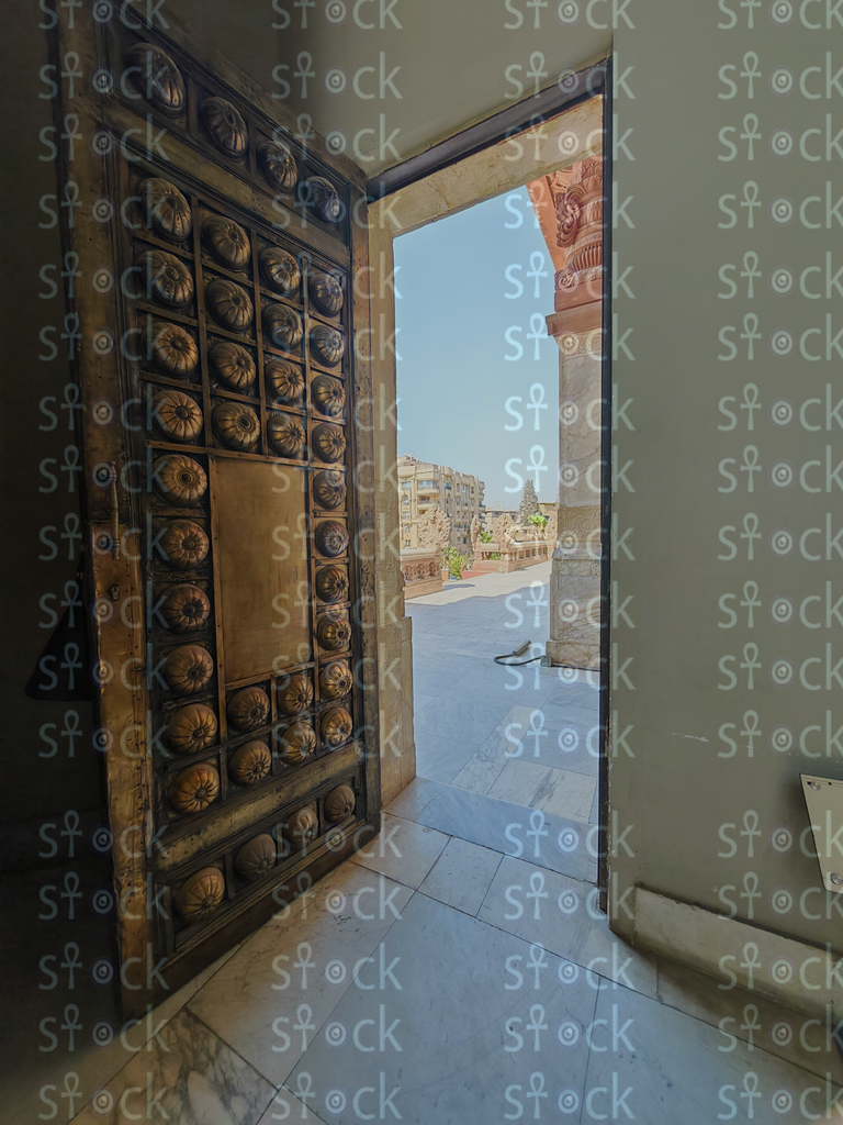 باب خشبي مزخرف من الداخل