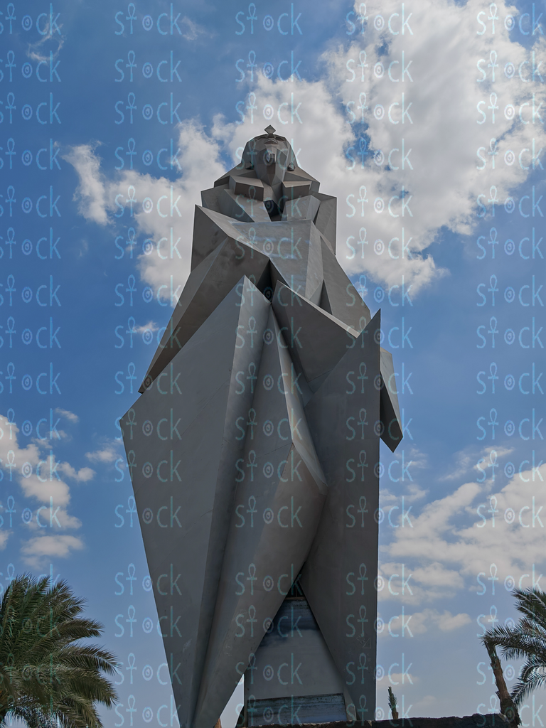 منظر مهيب للتمثال من الأسفل