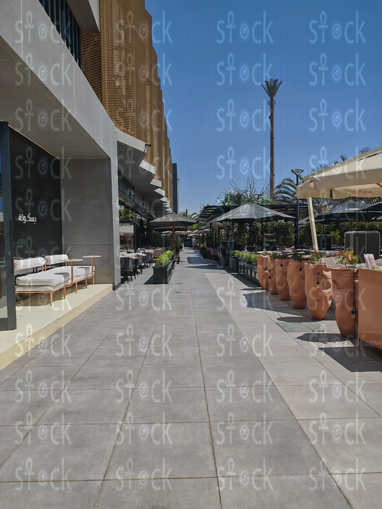 المقاهي الخارجية والممرات المفتوحة بالمول