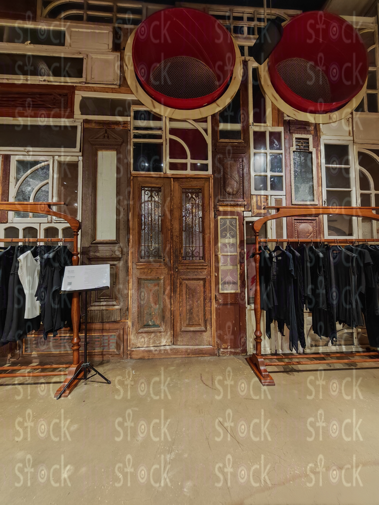 حائط فني من الأبواب القديمة