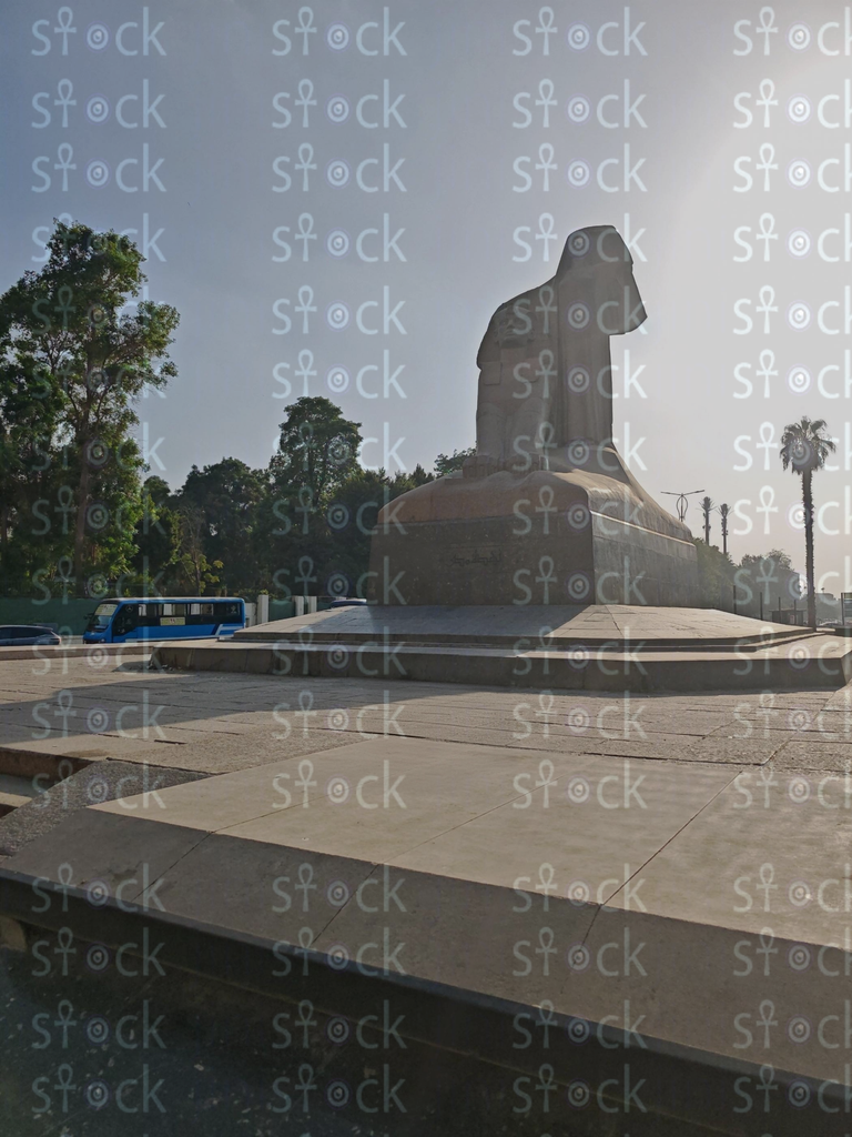 تمثال نهضة مصر المقابل لمدخل جامعة القاهرة من الخارج