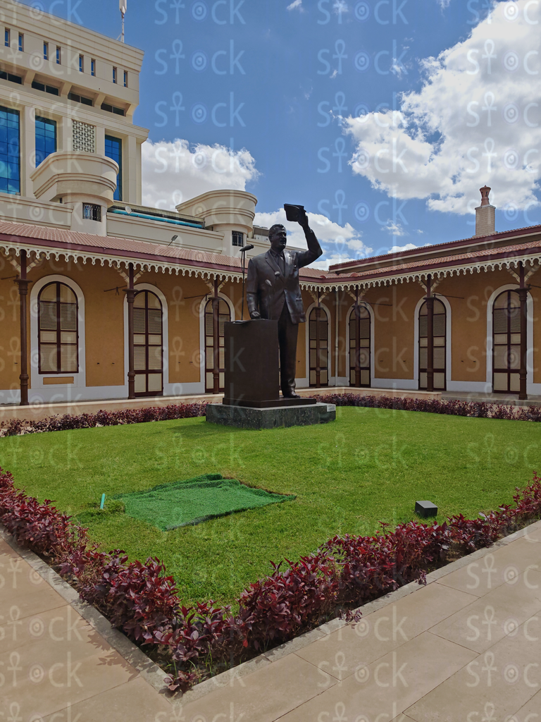 الحديقة الخضراء أمام بيت ديليسبس