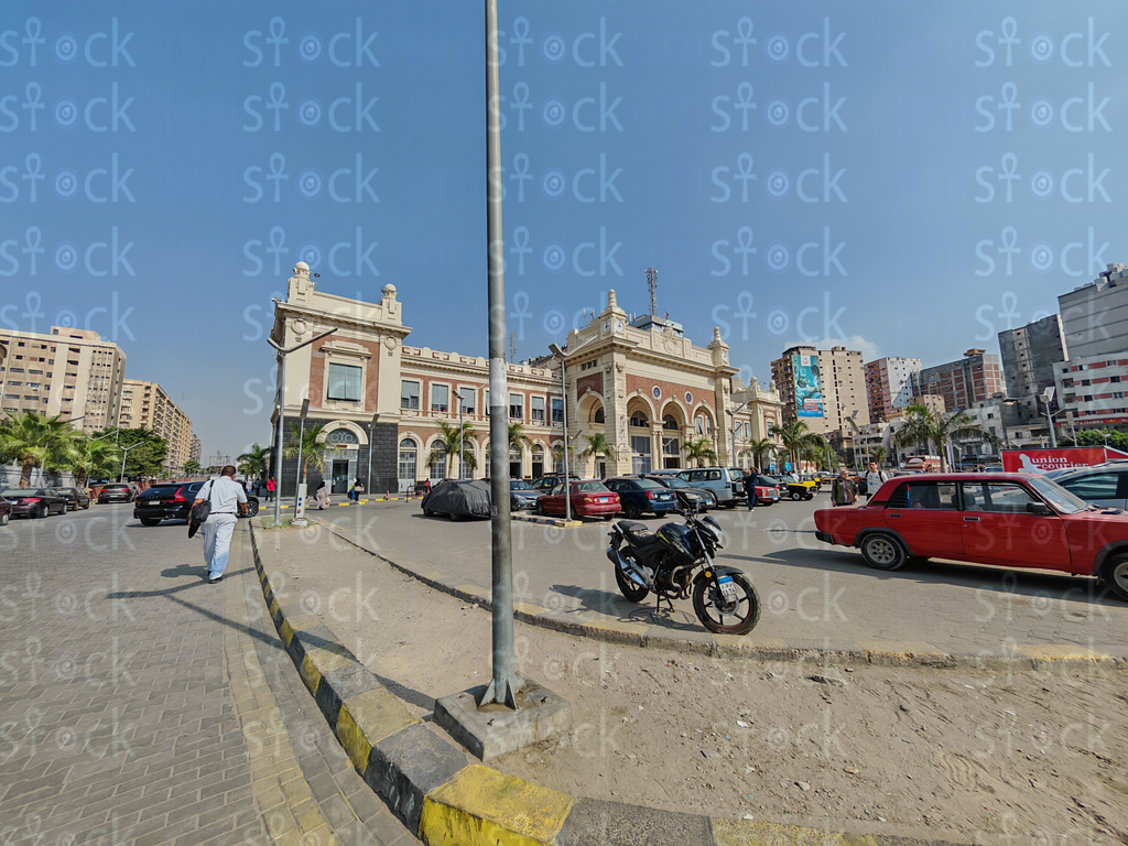 الساحة الواسعة أمام ميدان محطة الرمل