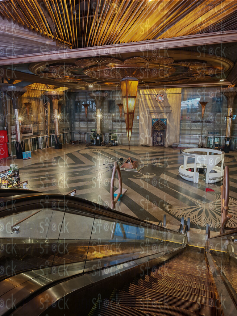 الأقواس الذهبية والتفاصيل الفسيفسائية في محطة رمسيس