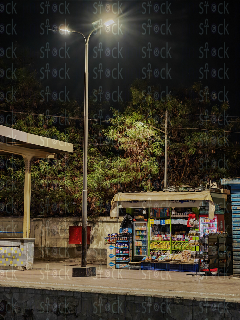 . محطه رمسيس مزوده كشك صغير للوجبات السريعه قبل السفر