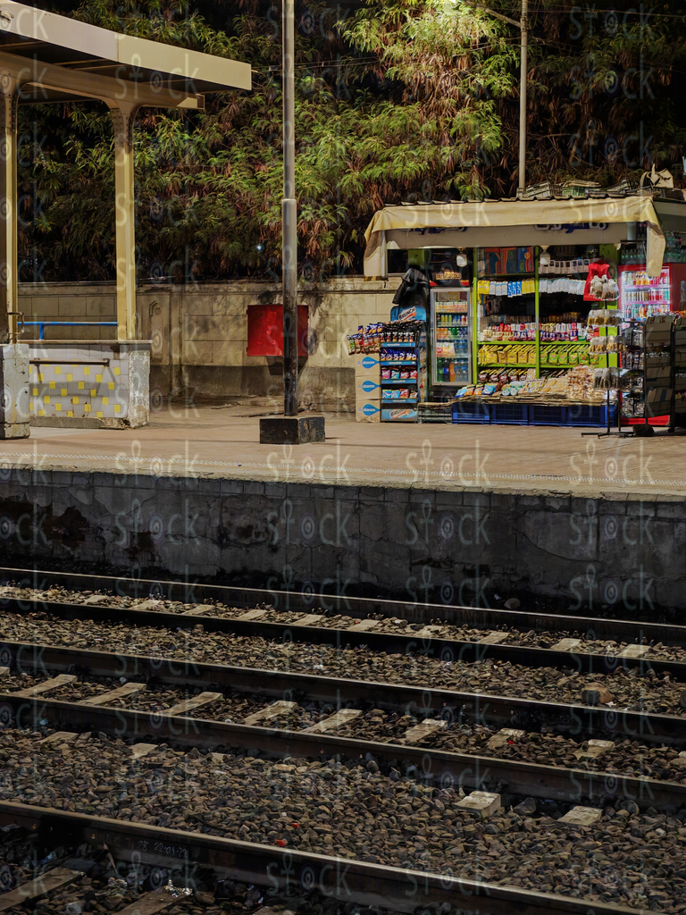 كشك صغير بجانب قضبان السكه الحديد