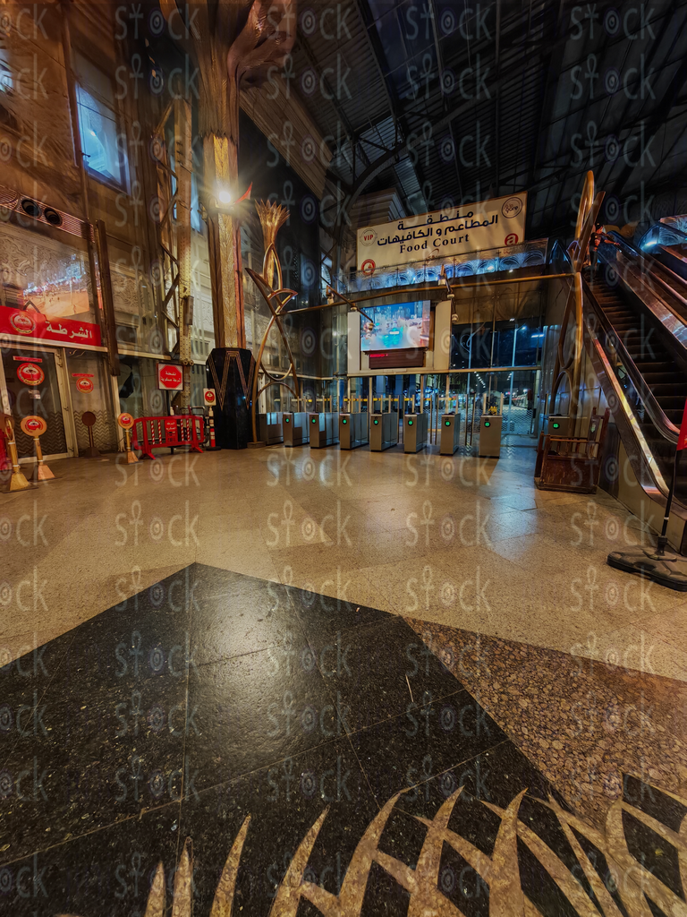  مدخل الأرصفة من القاعة الرئيسية لمحطة مصر