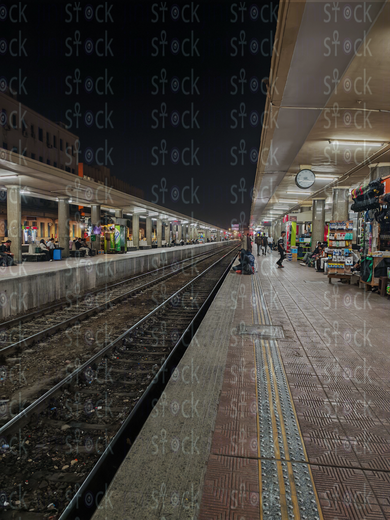  القطار المنتظر في المحطة الرئيسية للقاهرة