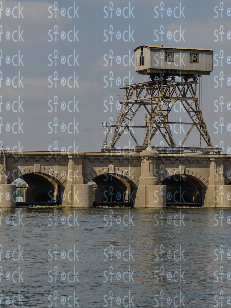 ظلال الجسر فوق المياه الجارية