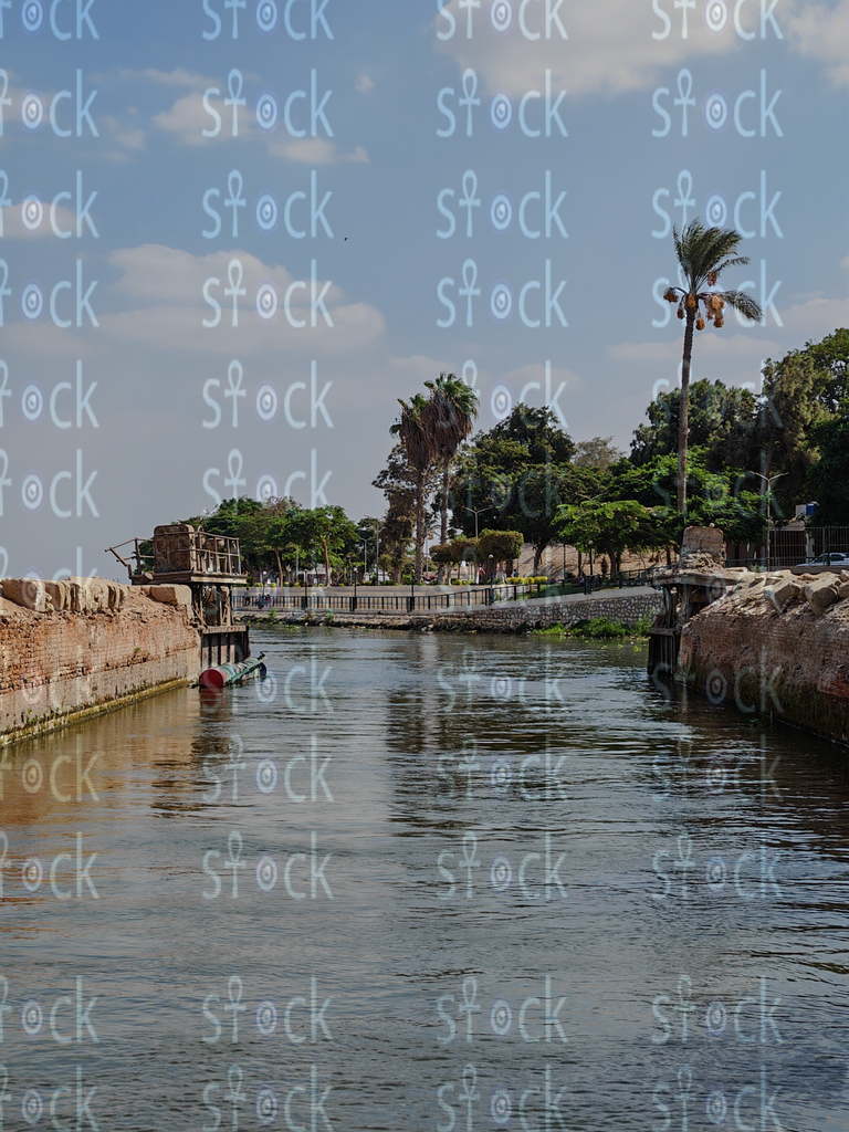 حديقة القناطر الخيرية – مساحات خضراء وجدران تاريخية.