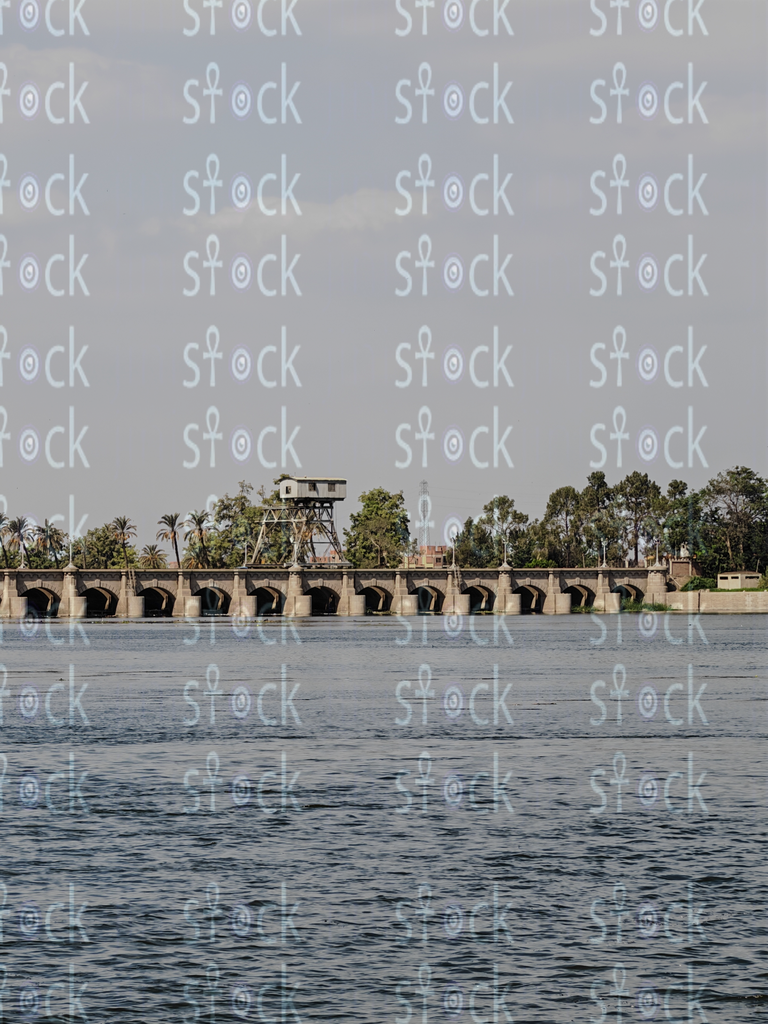 ظلال وحجر عند السد