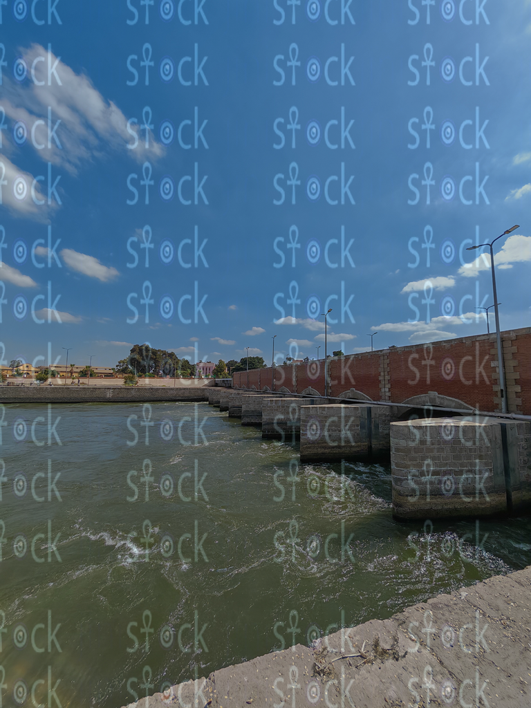 دعامات حجرية وتدفق المياه في القناطر الخيرية