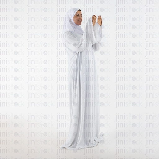 muslim woman wearing white and praying in umrah