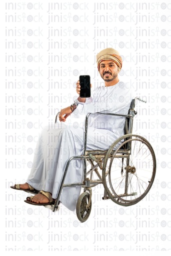 رجل خليجي عماني عربي من الخليج على كرسي متحرك يحمل تطبيق جوال