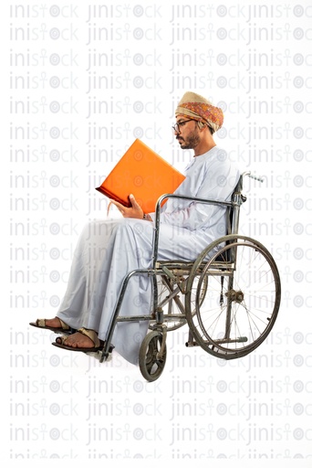 رجل خليجي عماني عربي من الخليج على كرسي متحرك يحمل ملفًا، منظر جانبي