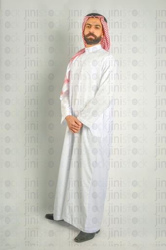 رجل خليجي أو سعودي أو إماراتي أو خليجي واثق من نفسه ويرتدي الزي الخليجي