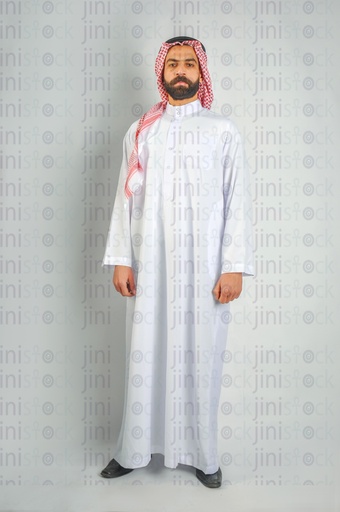 رجل خليجي أو سعودي أو إماراتي أو رجل خليجي واثق يرتدي الزي الخليجي