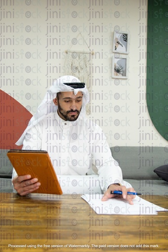 Khaliji arab saudi from gulf working in the living