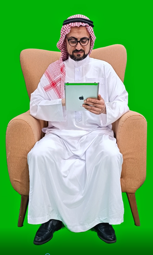 خليجي عربي سعودي من الخليج يعمل على جهاز الآيباد الخاص به على كرسي