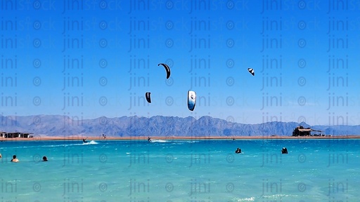 شاطئ البحيرة الزرقاء في دهب بجنوب سيناء مصر.