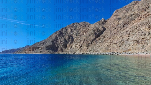 البحر الأحمر والجبال في دهب في جنوب سيناء، مصر.