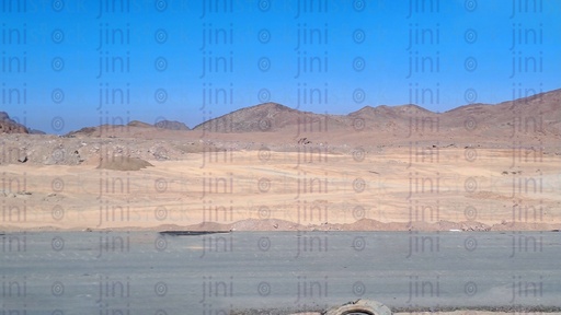 جبال سيناء وطريق فارغ بلا سيارات أو حافلات في جنوب سيناء في مصر.