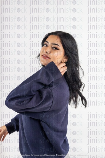 امرأة عربية جانبية تضع يديها على شعرها على خلفية معزولة