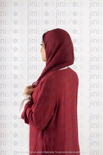 امرأة سعودية خليجية تعود إلى الكاميرا