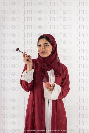 امرأة سعودية خليجية تضع المكياج