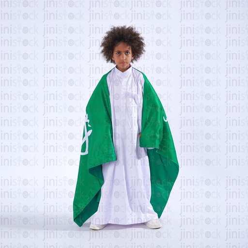 ولد خليجي من السعودية يحمل العلم السعودي على كتفه